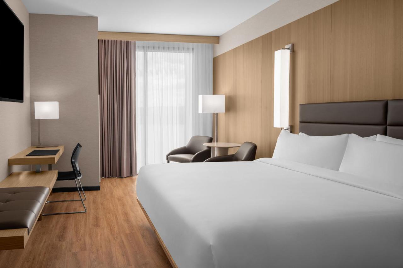 Ac Hotel By Marriott Vancouver Waterfront Экстерьер фото