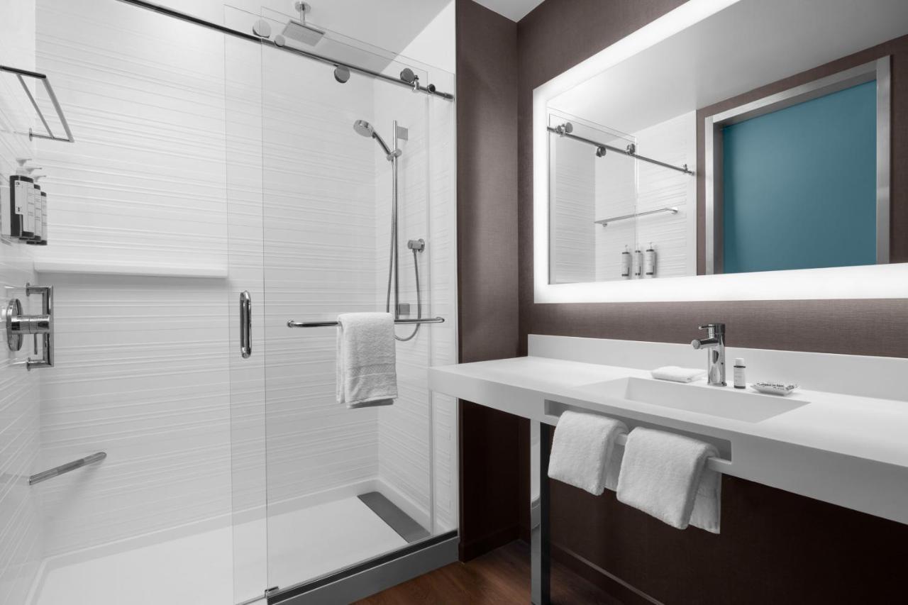 Ac Hotel By Marriott Vancouver Waterfront Экстерьер фото