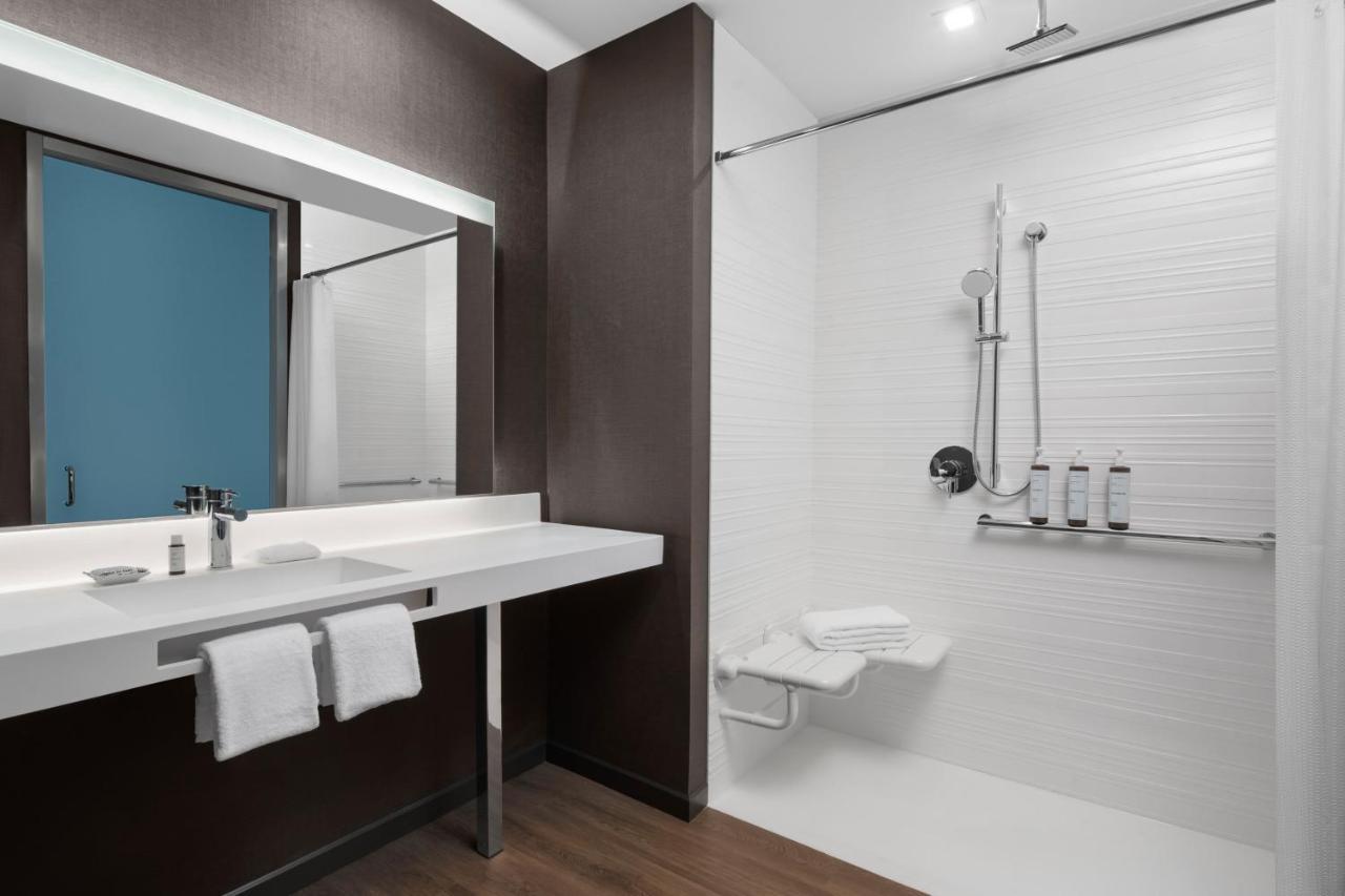Ac Hotel By Marriott Vancouver Waterfront Экстерьер фото